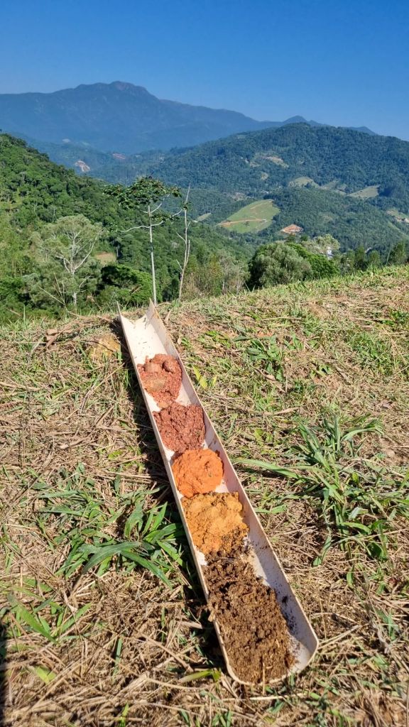Amostras de solo classificadas por camada durante sondagem SPT em Florianópolis