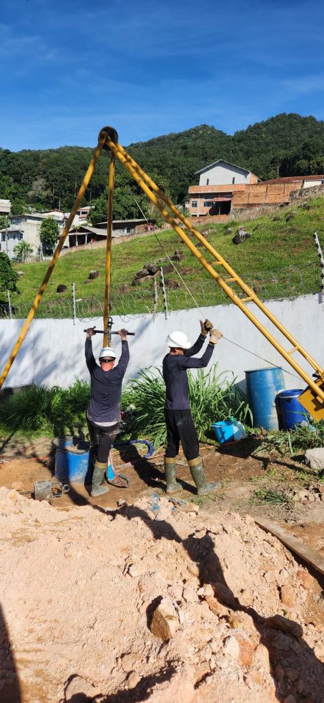 Equipe da Integre Engenharia executando sondagem SPT com tripé em Florianópolis